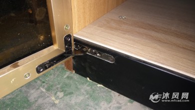 天地铰链底板安装效果